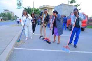 Badooshshinke biinfillenkeeti,biinfillinke mittimmankeeti, ayirrado dukko Faantaye Kebbede.